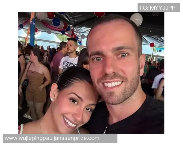 足球明星与爱妻甜蜜亲吻瞬间展现幸福生活的温馨画面 足球明星与爱妻甜蜜亲吻瞬间展现幸福生活的温馨画面