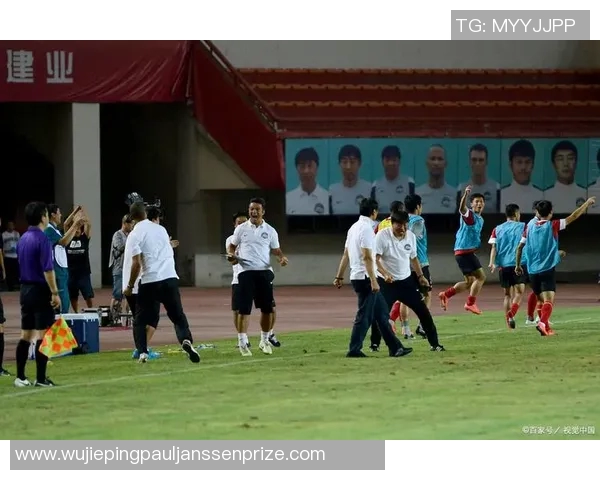 足球明星在绿茵场上挥洒汗水展现风采的精彩瞬间 足球明星在绿茵场上挥洒汗水展现风采的精彩瞬间