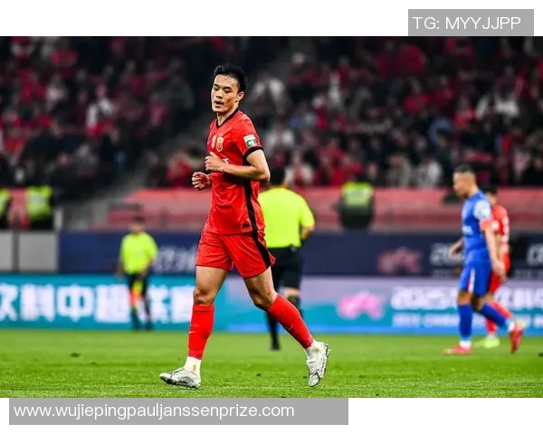 足球明星接受采访分享训练秘辛与比赛心路历程的独家揭秘