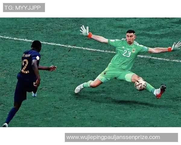 门神与足球明星的传奇交汇那些曾为守门员助力的球场巨星